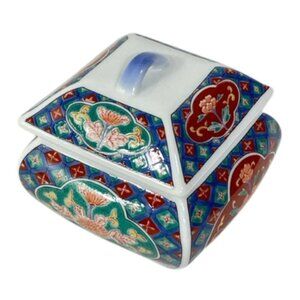 Arita Imari porcelain trinket box.